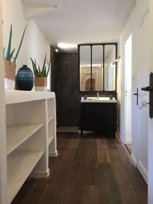 Modern bathroom at Le Mas Saint Martin villa, Saint Martin BnB in Ollioules with black vanity and white shelving