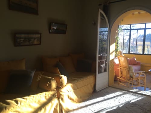 Sunny villa bedroom at Saint Martin B&B, Ollioules, with mountain views through arched windows