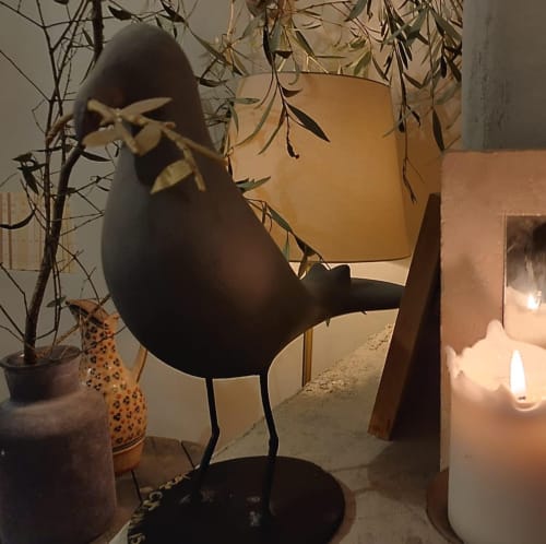 Black decorative bird sculpture with dried plants at Saint Martin B&B, Ollioules