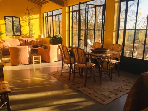 Bright sunlit lounge at Saint Martin B&B in Ollioules with dining table, rattan chairs, and comfort seating