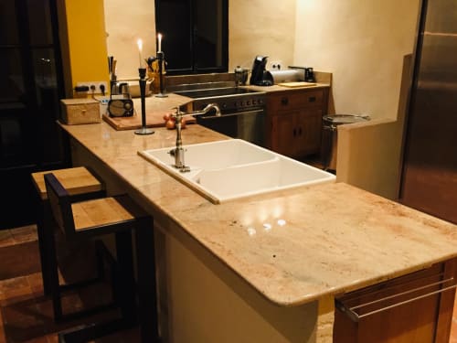 Modern kitchen with marble countertops and white sink at Saint Martin B&B in Ollioules, France