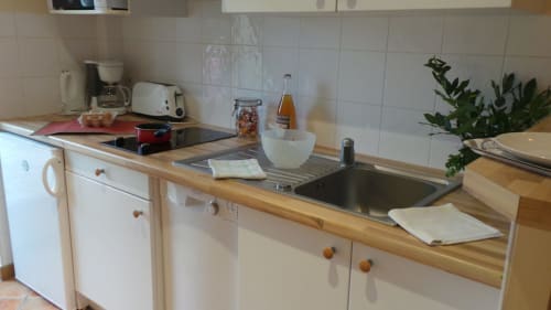 Cuisine équipée du Studio Bouleau à La Croix De La Jarrie, Châtres, avec évier, cuisinière et électroménagers.