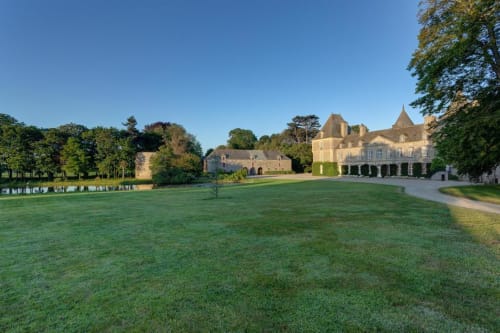Gîte Château d'Alexis de Tocqueville avec jardins paysagés, étang et tourelles à Tocqueville, France