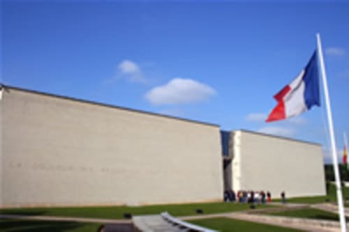 Drapeau français flottant aux Gîtes Les Rainettes, un gîte de charme à Vienne-en-Bessin à l'architecture contemporaine