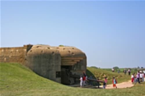 Bunker de la Seconde Guerre mondiale aux Gîtes Les Rainettes à Vienne-en-Bessin, France, avec des visiteurs explorant cette fortification historique