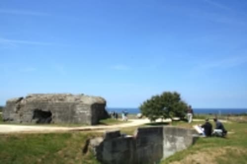 Ruines d'un bunker de la Seconde Guerre mondiale dominant la mer près des Gîtes Les Rainettes à Vienne-en-Bessin