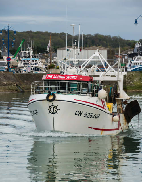Bateau de pêche « The Rolling Stones » amarré dans le port de Vienne-en-Bessin, Normandie, France