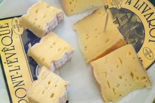 Sélection de fromages artisanaux aux Gîtes Les Rainettes, un gîte rural en Vienne-en-Bessin, France