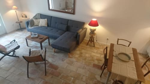 Séjour et salle à manger contemporains au Mas des Artistes avec canapé bleu, table en bois et éclairage vue jardin