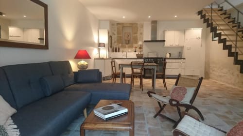 Intérieur spacieux du gîte Mazet 2 à Mas des Artistes à Mouriès avec cuisine, salle à manger et salon confortable