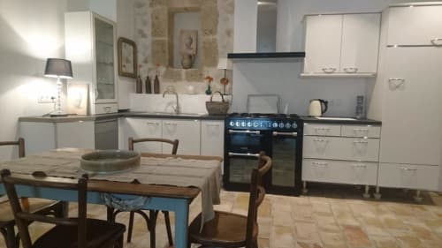 Cuisine et salle à manger modernes du gîte Mas des Artistes à Mouriès, équipée d'appareils et d'une table en bois