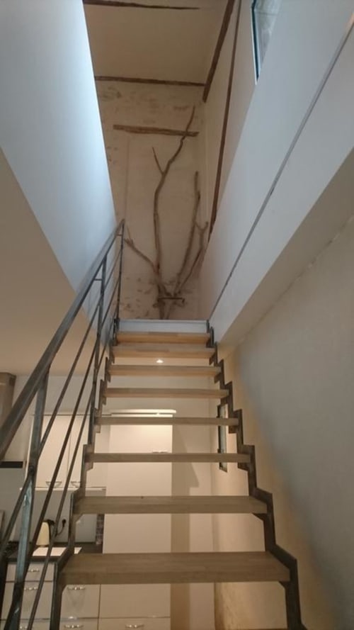 Escalier en bois avec rampe métallique à la maison d'hôtes Mas des Artistes à Mouriès, France