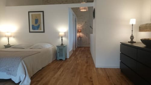Chambre lumineuse du gîte Mazet 2 aux Mas des Artistes, Mouriès, avec lit, parquets et mobilier moderne