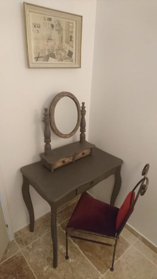 Coiffeuse vintage avec miroir ovale et chaise rouge rembourrée dans le gîte Mazet 2 aux Mas des Artistes, Mouriès