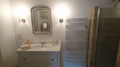 Salle de bain moderne du gîte Mazet 2 au Mas des Artistes, Mouriès, avec vasque, miroir, sèche-serviettes chauffant et douche