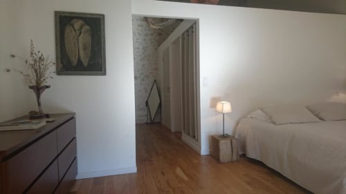 Bright bedroom in Mazet 1 cottage at Mas des Artistes, Mouriès, with bed, dresser, and open doorway to bathroom area