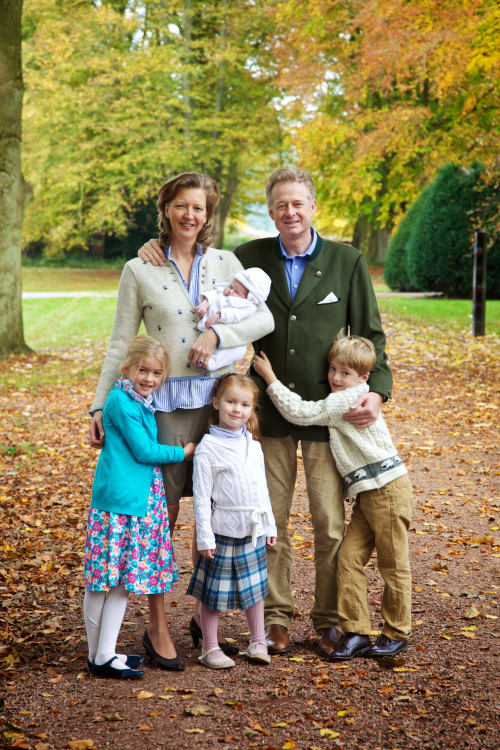 Famille de cinq personnes avec nourrisson sur un sentier automnal au Château d'Alexis de Tocqueville, Tocqueville
