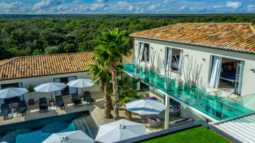 La Villa Miami à La Maison D'Ambrine à Chamaret avec piscine chauffée, palmier, terrasse et vue sur la forêt