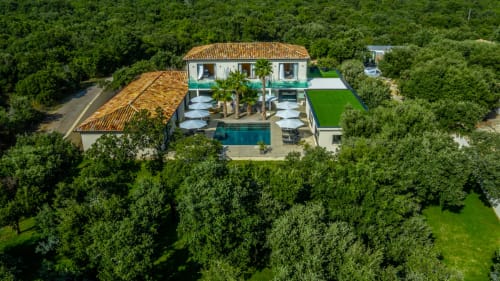 Vue aérienne de La Villa Miami à La Maison D'ambrine à Chamaret, France avec piscine, transats et environs