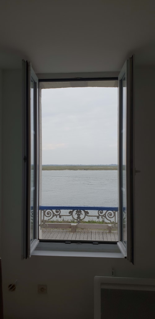 Portes doubles ouvertes révélant la vue sur mer depuis la chambre du gîte Vue D'ici, Saint Valery sur Somme