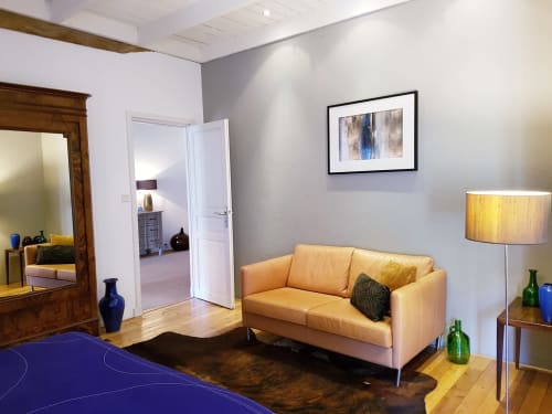 Rolin-kamer in Moulin Renaudiots, Autun met zalmkleurige bank, houten meubels en hedendaagse kunst