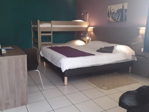 Chambre familiale au Relais Motel de Maisonnay avec lit queen-size, lits superposés, carrelage beige et mur accent bleu-vert