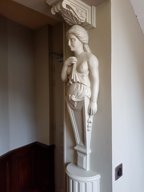Statue de caryatide en pierre sculptée de style néoclassique dans le couloir de l'hôtel Les Cabines à Houlgate