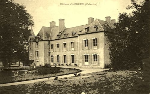 Château d'Asnières, manoir historique français à Asnières en Bessin, aux jardins soignés et façades couvertes de lierre.