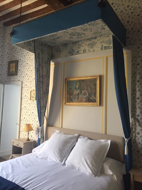 Élégant lit à baldaquin bleu avec draps blancs dans la Chambre Bleue du Château d'Asnières en Bessin, Normandie