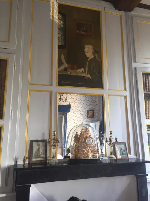 Cheminée élégante ornée d'un miroir encadré doré, d'une horloge décorative et de candélabres dans la Chambre Bleue du Château