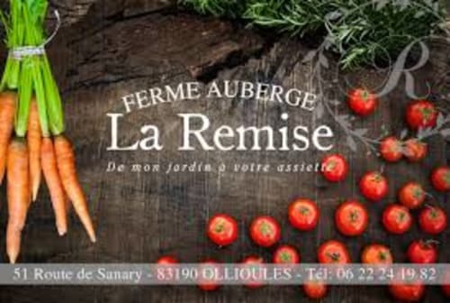 Ferme Auberge La Remise farm stand in Ollioules with fresh carrots and tomatoes