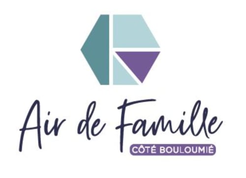 Logo du gîte Air de Famille Côté Boulommié à Vittel, France avec formes géométriques
