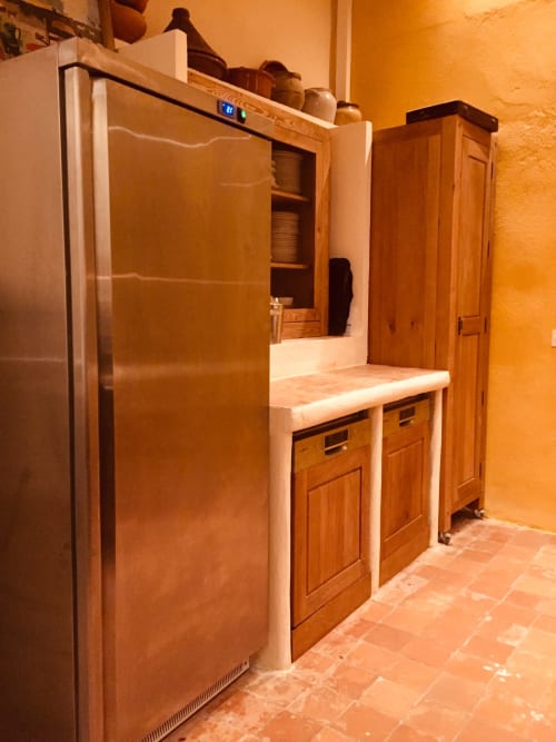 Cuisine du gîte Saint Martin à Ollioules avec réfrigérateur en acier inoxydable et mobilier en bois