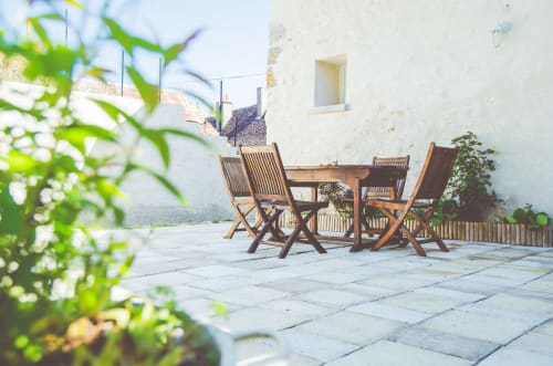 Terrasse extérieure aux gîtes des châteaux, Vallières-les-Grandes, avec mobilier de bois et coin détente