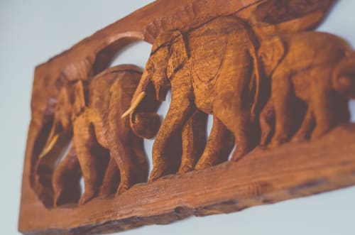 Sculpture d'éléphant en bois finement sculptée dans le gîte Angkor aux Gîtes des Châteaux, Vallières-les-Grandes