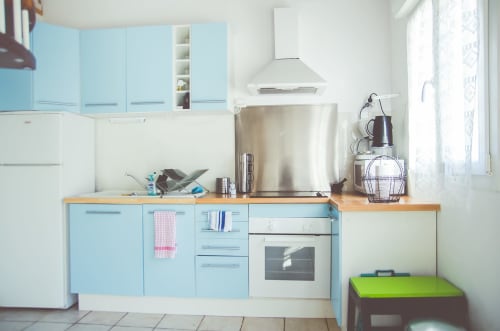 Cuisine moderne du gîte Angkor aux Gîtes des châteaux, Vallières-les-Grandes, avec armoires bleues et acier inoxydable