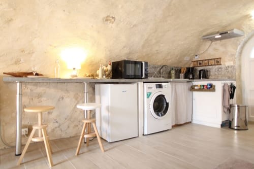 Cuisine du gîte Studio Tana aux Gîtes des Châteaux avec appareils compacts, coin bar et murs en pierre