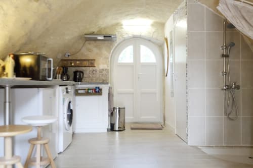 Gîte Studio Tana aux gîtes des châteaux avec cuisine ouverte, salle de bain douche et porte voûtée