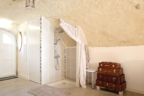 Cabine de douche moderne du studio Tana aux gîtes des châteaux, Vallières-les-Grandes, avec valises vintage et serviettes