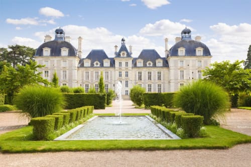 Élégant château français aux jardins entretenus et fontaine des Gîtes des Châteaux, Vallières-les-Grandes
