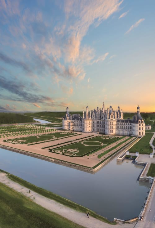 Château des châteaux avec jardins à la française et douves au coucher de soleil, Vallières-les-Grandes, France