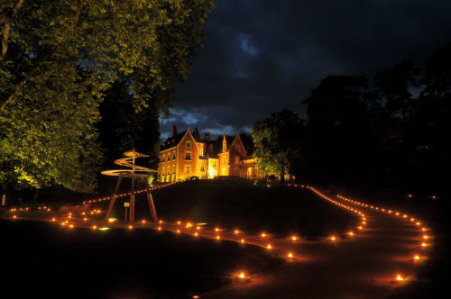 Les gîtes des châteaux la nuit, château illuminé aux lumières dorées et allée, Vallières-les-Grandes