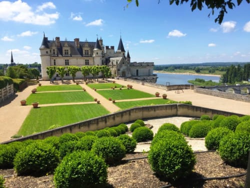 Château aux jardins soignés avec vue sur la rivière à Vallières-les-Grandes, France - Gîtes des châteaux B&B