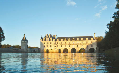 Château de Chenonceau se reflétant dans la rivière Cher près de Vallières-les-Grandes, France