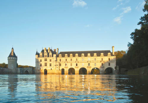Château de Chenonceau reflété dans les eaux de la rivière, gîte à Vallières-les-Grandes, France