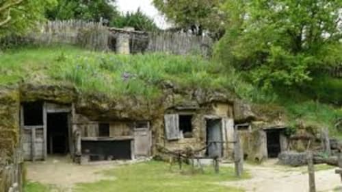 Historic stone troglodyte dwellings at Les gîtes des châteaux in Vallières-les-Grandes, France