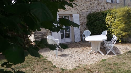 Weiße Gartenmöbel und runder Tisch auf Kiesplatz in La Croix De La Jarrie, Gartenblick von Châtres