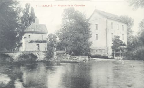 Moulin De La Chevrière, moulin historique à Saché, France avec tour en pierre, pont et vue sur l'eau