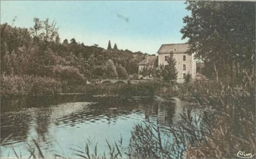 Le moulin de la Chevrière à Saché, France avec son étang, sa végétation et son bâtiment en pierre historique