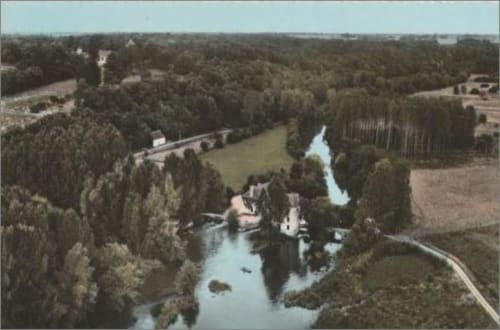 Vue aérienne du gîte Moulin De La Chevrière bordant une rivière à Saché, France, entouré de verdure luxuriante